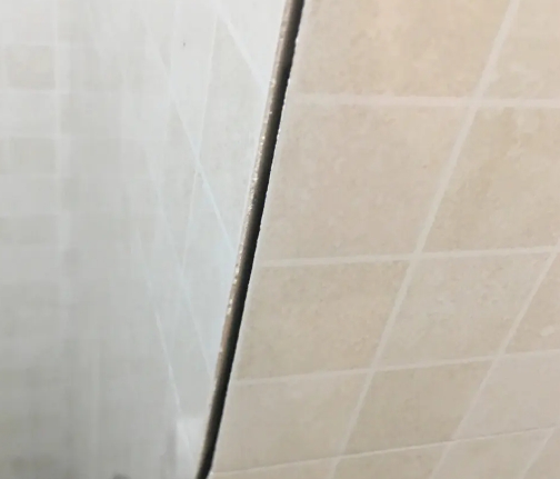 怀来瓷砖空鼓维修公司分享阳台瓷砖脱落的修复过程可以分为以下几个步骤