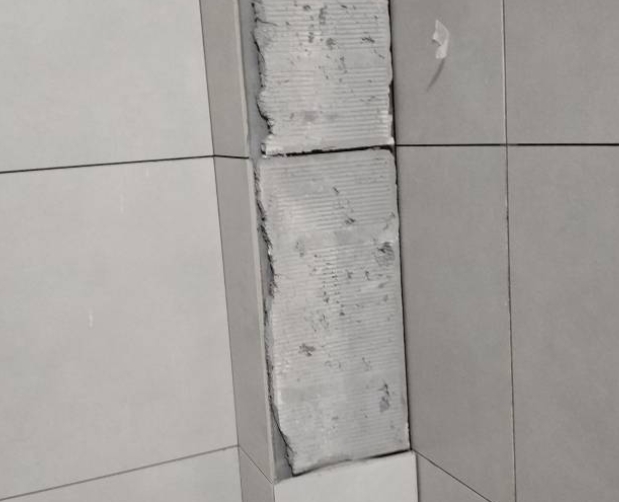 怀来瓷砖空鼓维修公司分享下瓷砖施工前基层浇水润湿程度不足，可能导致以下问题