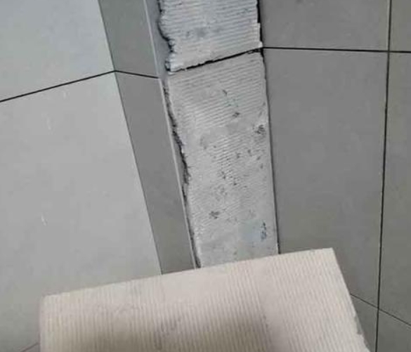 怀来瓷砖空鼓维修公司分享下厨房瓷砖脱落的补救措施。